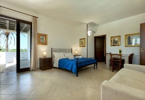Apartamento conforto, vista para a piscina | Quartos à prova de som, ferros/tábuas de passar roupa, berço de viagem