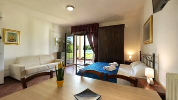 Familienstudio, Poolblick | Wohnbereich | 43-Zoll-LED-Fernseher mit Digitalempfang, Fernseher