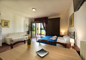 Studio Familial, vue piscine | Coin séjour