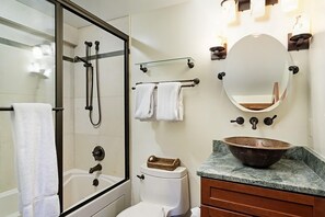 Bathtub, jetted bath, hair dryer - Fasching Haus Unit 5 | Deluxe Condo with Great Natural Light & Amazing Location (Aspen)
