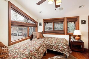 3 bedrooms, free WiFi - Fasching Haus Unit 5 | Deluxe Condo with Great Natural Light & Amazing Location (Aspen)