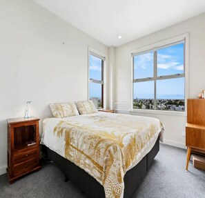 Familienapartment, 2 Schlafzimmer, Stadtblick | 2 Schlafzimmer, kostenloses WLAN, Bettwäsche