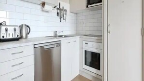 Perhehuoneisto, 2 makuuhuonetta, kaupunkinäköala | Yksityinen keittonurkkaus | Uuni, astianpesukone, vedenkeitin, ruokailupöytä