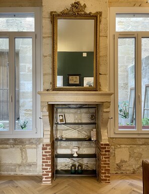 Interior - Charming Artistic and Historic Chartrons Flat with Private Patio
 (Bordeaux)