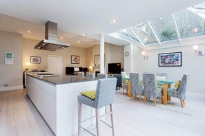 5 bedrooms, Internet - Webster Gardens in London (London)