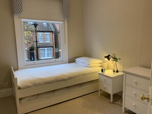 5 bedrooms, Internet - Webster Gardens in London (London)