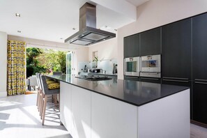 5 bedrooms, Internet - Webster Gardens in London (London)