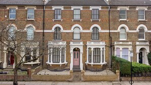 Unclassified image, 2 of 37, button - Vintage Elegance in Finsbury Park (London)