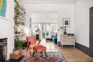 5 bedrooms, Internet - Vintage Elegance in Finsbury Park (London)