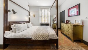 Unclassified image, 5 of 37, button - Vintage Elegance in Finsbury Park (London)