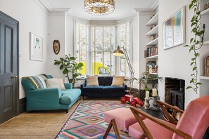 5 bedrooms, Internet - Vintage Elegance in Finsbury Park (London)