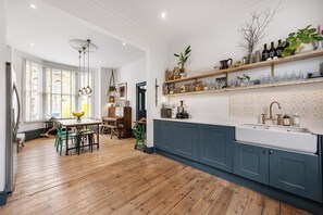 5 bedrooms, Internet - Vintage Elegance in Finsbury Park (London)
