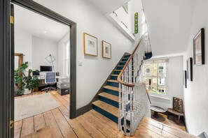 5 bedrooms, Internet - Vintage Elegance in Finsbury Park (London)