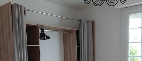 2 slaapkamers, een strijkplank/strijkijzer, internet