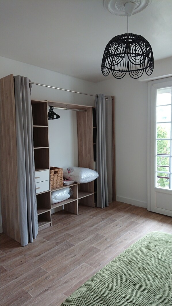 2 عدّة غرف نوم ومكواة/لوح كي وخدمة الإنترنت