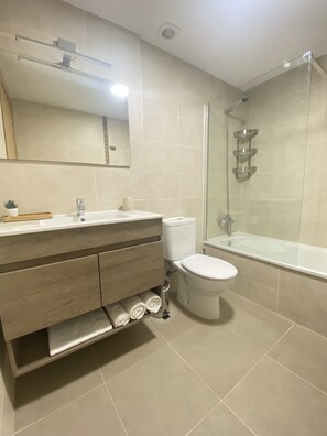 Douche, articles de toilette écologiques, sèche-cheveux, bidet