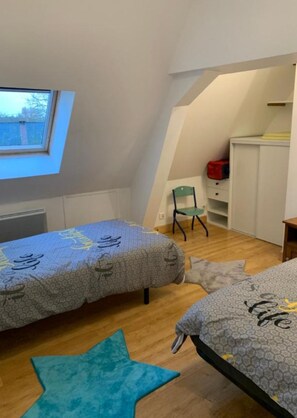 4 slaapkamers, een bureau, een strijkplank/strijkijzer, reisbedje