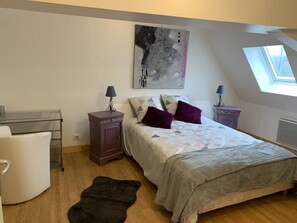 4 makuuhuonetta, työpöytä, silitysrauta/-lauta, vauvan matkasänky