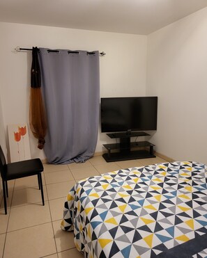 4 bedrooms, desk, iron/ironing board, travel cot