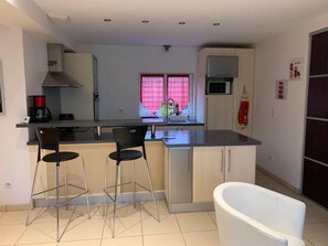 Jääkaappi, mikroaaltouuni, uuni, liesi