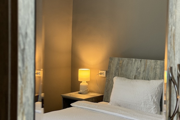 Doppia Standard, vista giardino | Una scrivania, tende oscuranti, Wi-Fi gratuito, lenzuola