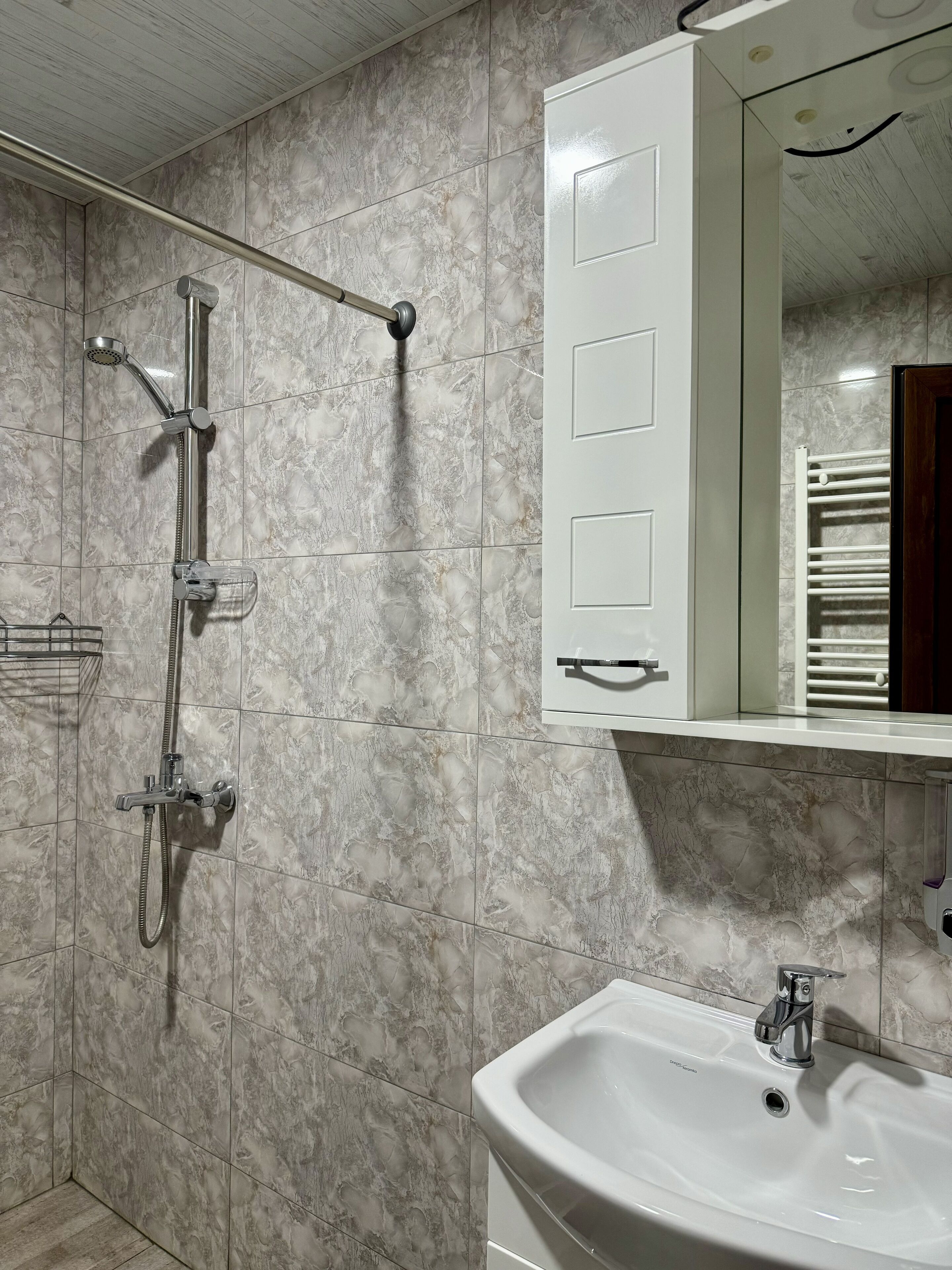 Shower, hydromassage showerhead, free toiletries, hair dryer