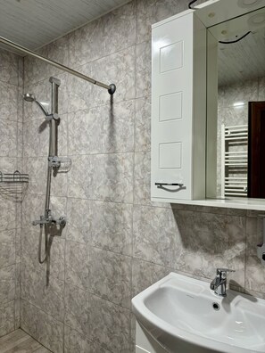 Shower, hydromassage showerhead, free toiletries, hair dryer