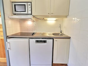 KylskÄp, mikrovÄgsugn, spishÀll och diskmaskin