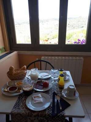 Daily full breakfast (EUR 5 per person) - Hotel rural Fonda Toldrà (Ulldemolins)