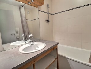Bathroom - Comfortable 2 Rooms, Ski-in, Near Shops (La Tania)