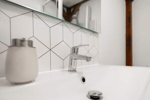 Sèche-cheveux, serviettes fournies, shampoing, papier toilette