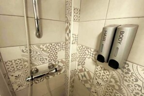 Haartrockner, Handtücher, Shampoo, Toilettenpapier