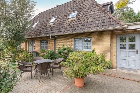 Outdoor dining - Ferienwohnung Zwischen Wald und See in Husum / Schobüll für bis zu 2 Personen (Husum)