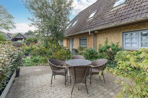 Outdoor dining - Ferienwohnung Zwischen Wald und See in Husum / Schobüll für bis zu 2 Personen (Husum)