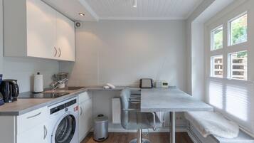 Een koelkast, een microgolfoven, een oven, een kookplaat