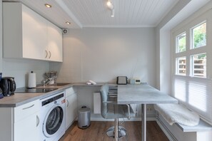 Køleskab, mikrobølgeovn, ovn, kogeplade