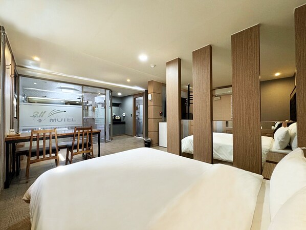 Premium bedding, memory foam beds, desk, laptop workspace - Mokpo Well Hotel (Mokpo)