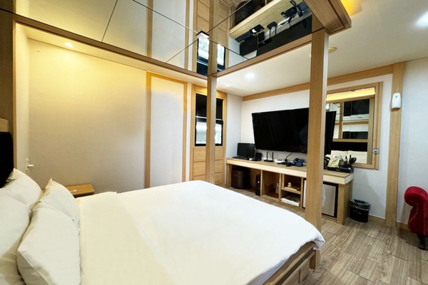 Deluxe Double Room | Premium bedding, memory foam beds, desk, laptop workspace
