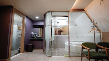 Familienzimmer | Badezimmer | Dusche, Designer-Toilettenartikel, Haartrockner, Bademäntel