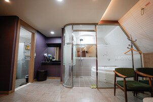 Habitación familiar | Baño | Ducha, artículos de higiene personal de diseño y secador de pelo