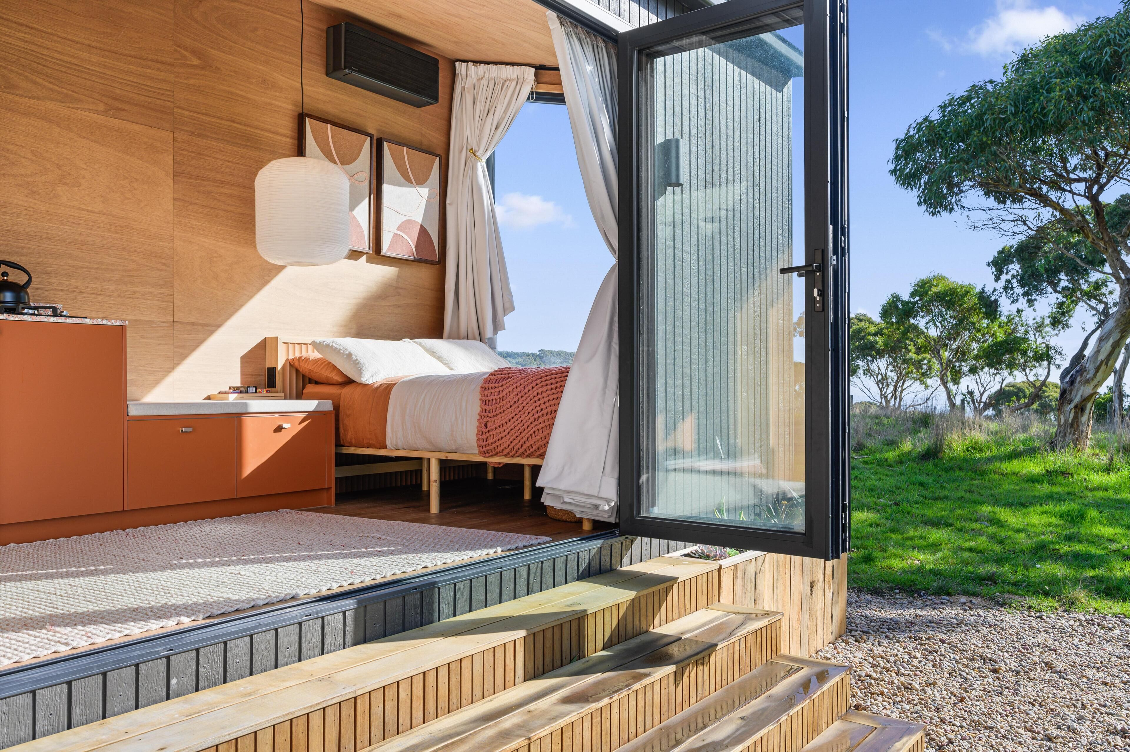 1 bedroom, bed sheets