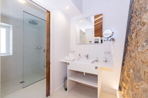 Apartamento premium, 1 quarto, varanda, vista para o jardim | Banheiro | Chuveiro, chuveiro com efeito de chuva, secador de cabelo 