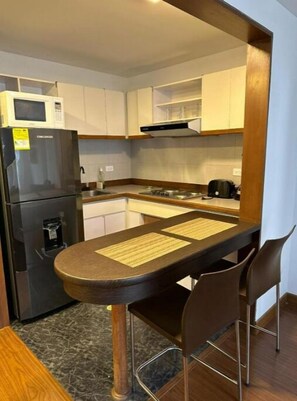 Refrigerador, microondas, horno y cafetera y tetera 