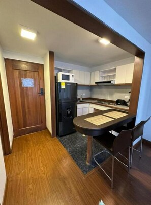 Kühlschrank, Mikrowelle, Ofen, Wasserkocher mit Kaffee-/Teezubehör