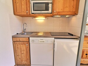 Réfrigérateur, micro-ondes, plaque de cuisson, lave-vaisselle