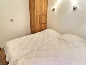 1 bedroom, bed sheets