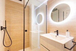 Rodrigo de Triana 11 Bajo A | Badezimmer | Dusche, Haartrockner, Bidet, Handtücher