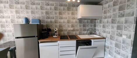 Fridge, stovetop, dishwasher, coffee/tea maker