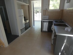 Køleskab, mikrobølgeovn, ovn, kogeplade