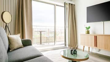 Two-Bedroom Suite with balcony | 客廳 | 50 吋智能電視連衛星電視頻道、電視